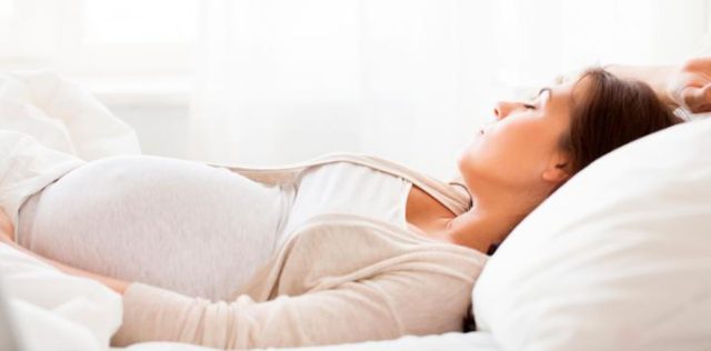 En este momento estás viendo Dormir boca arriba durante  el embarazo. ¿Puede ser peligroso?