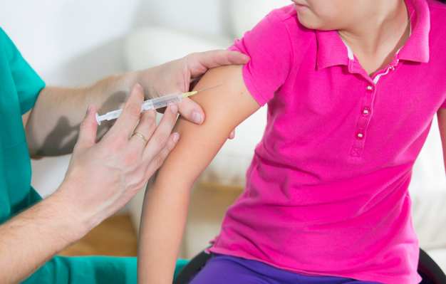 En este momento estás viendo ¿Qué sabemos sobre la vacuna contra el COVI-19  en los niños?