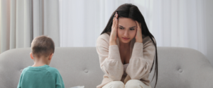Lee más sobre el artículo ¿Cómo afecta el burnout de mamá la crianza de los hijos?